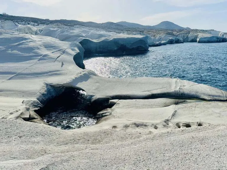 ミロス島 観光 ギリシャ サラキニコ