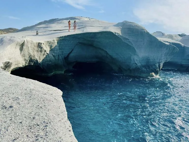 ミロス島 観光 ギリシャ サラキニコ