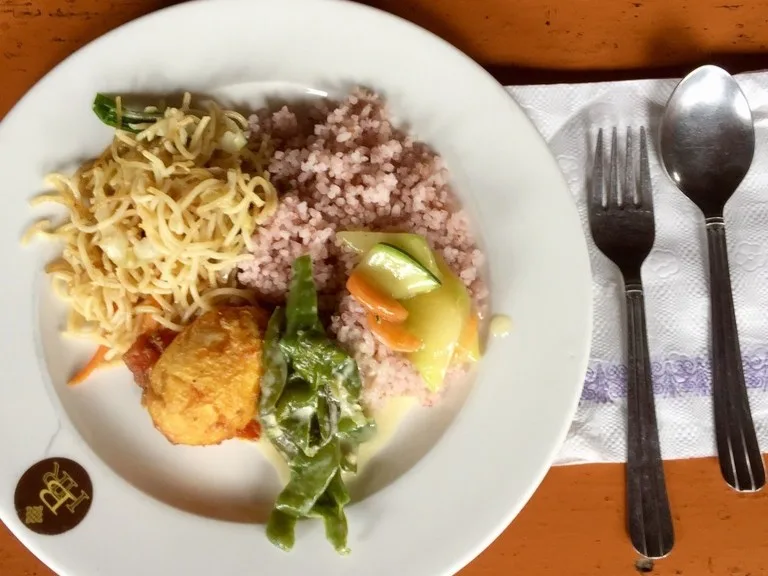 ブータン料理 エマ・ダツィ 国民食 青唐辛子とチーズ