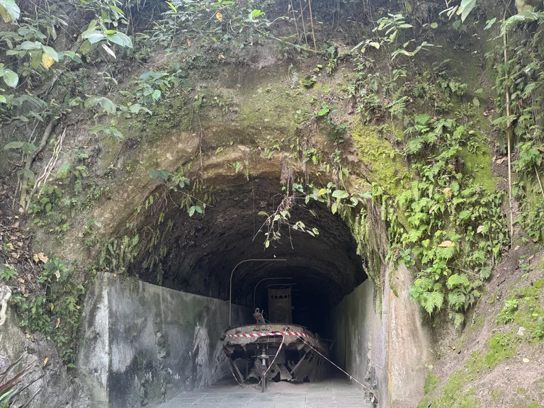 Japanese WWII Barge Tunnel ラバウル パプアニューギニア 観光