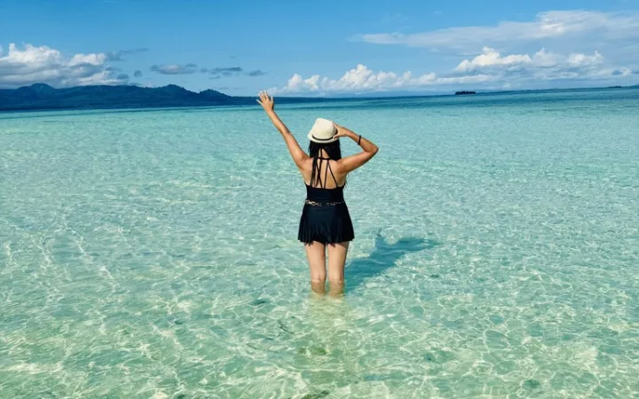 ソロモン諸島 観光 治安 どんな国 南太平洋のビーチに立つ女の子