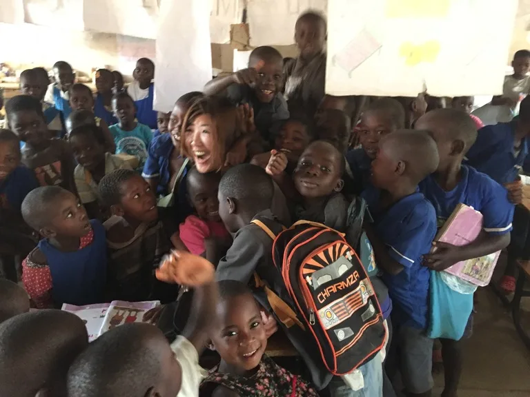 アフリカの子どもたちに抱きつかれている女の人