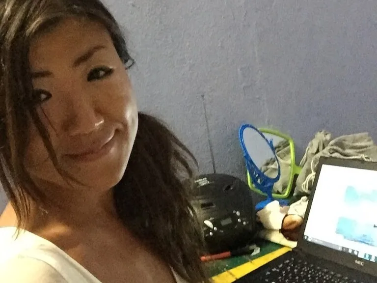 VPNをいれたノートパソコンで仕事をしている女の人