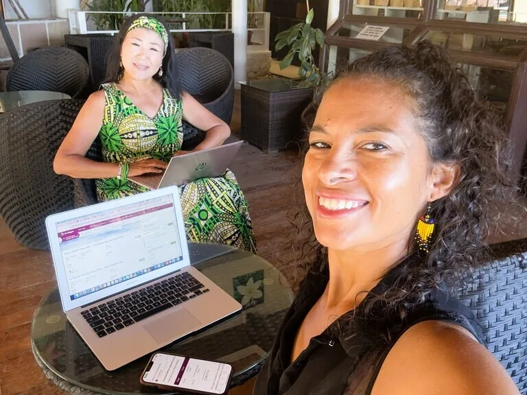 VPNをいれたノートパソコンで仕事をしている女の人2人