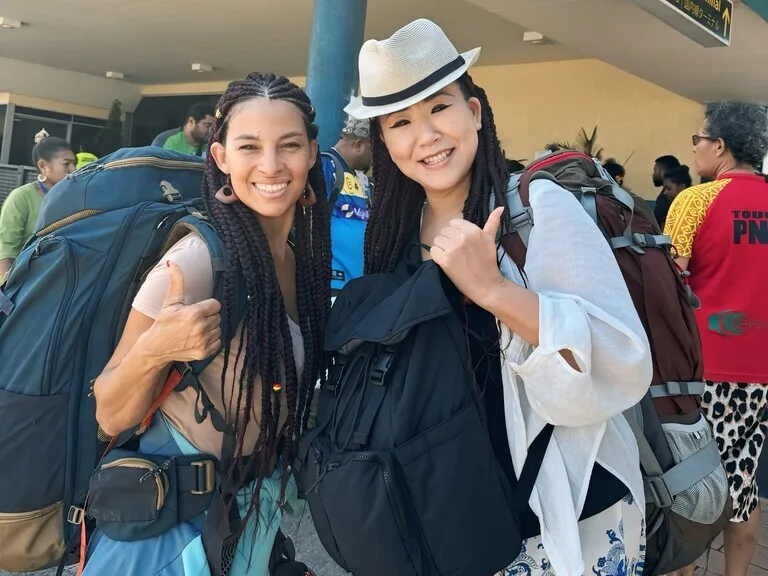 大きな荷物を抱えたバックパッカーの女2人