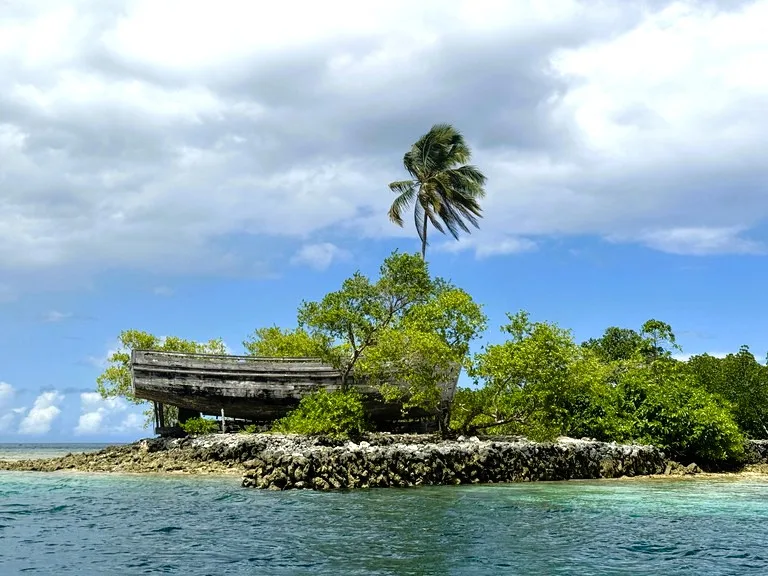 ソロモン諸島マライタ島のLanga langa lagoonにあるノアの箱舟のような大きな船