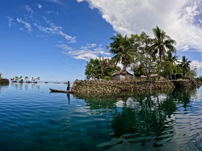 ソロモン諸島マライタ島のLanga langa lagoon ラグーンの人工島に立つトラディショナルな家