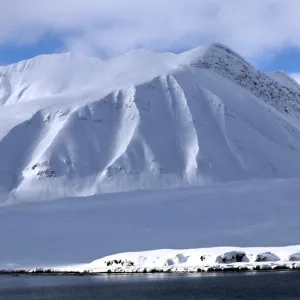 スバールバル諸島（svalbard）の大きな氷山と海