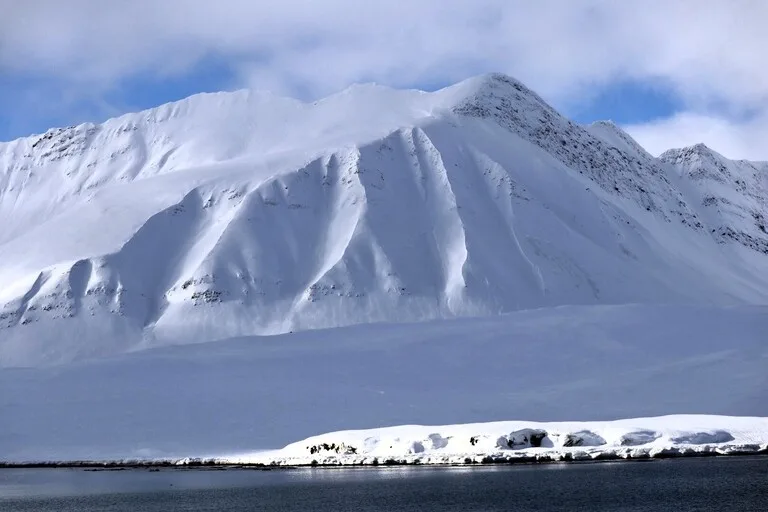 スバールバル諸島（svalbard）の大きな氷山と海