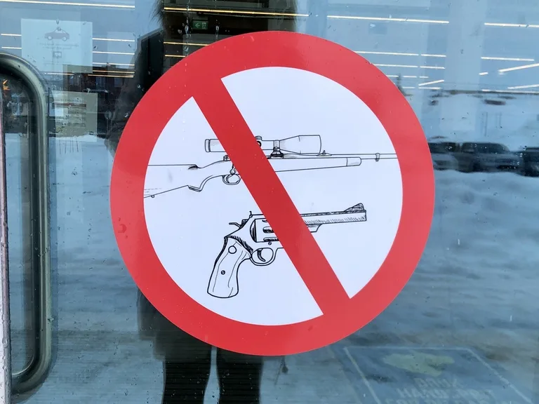 スバールバル諸島（svalbard）のスーパーマーケットに貼ってある銃禁止のステッカー