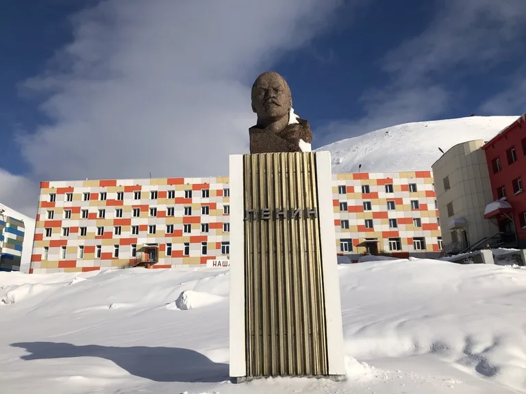 スバールバル諸島（svalbard）のバレンツブルグにあるレーニン像