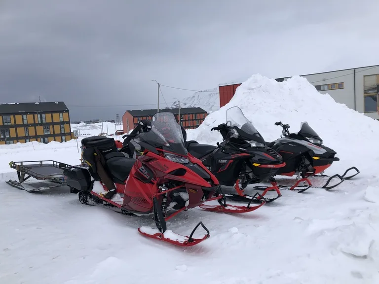 スバールバル諸島（svalbard）の観光用スノーモービル