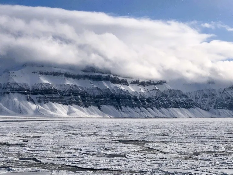 スバールバル諸島（svalbard）の流氷と氷山