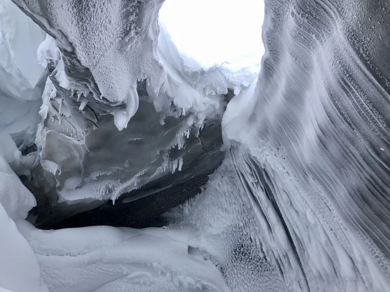 スバールバル諸島（svalbard）の氷の洞窟