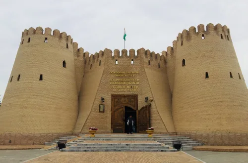 タジキスタンのホジェンドにある観光名所、Sughd Region Museum(スグド州立博物館)の外観