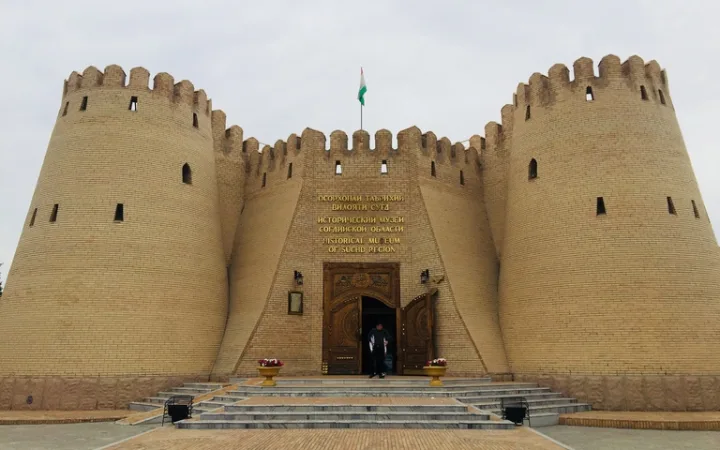 タジキスタンのホジェンドにある観光名所、Sughd Region Museum（スグド州立博物館）の外観