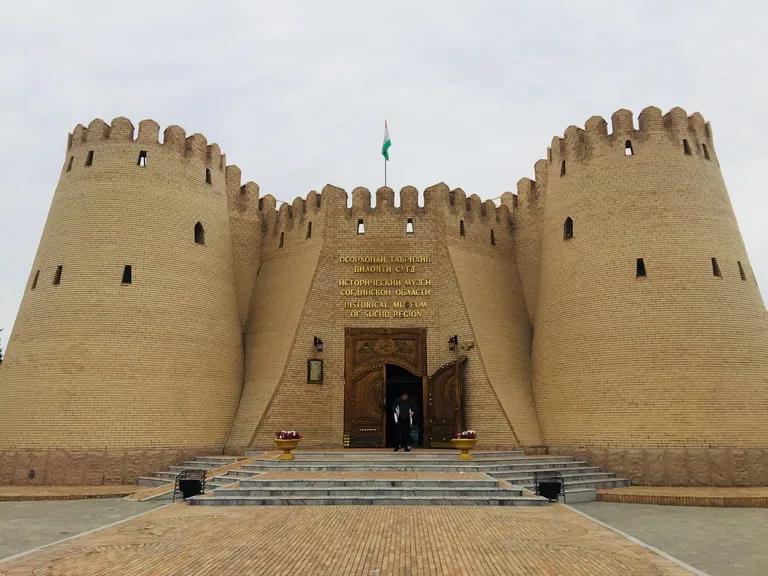 タジキスタンのホジェンドにある観光名所、Sughd Region Museum(スグド州立博物館)の外観
