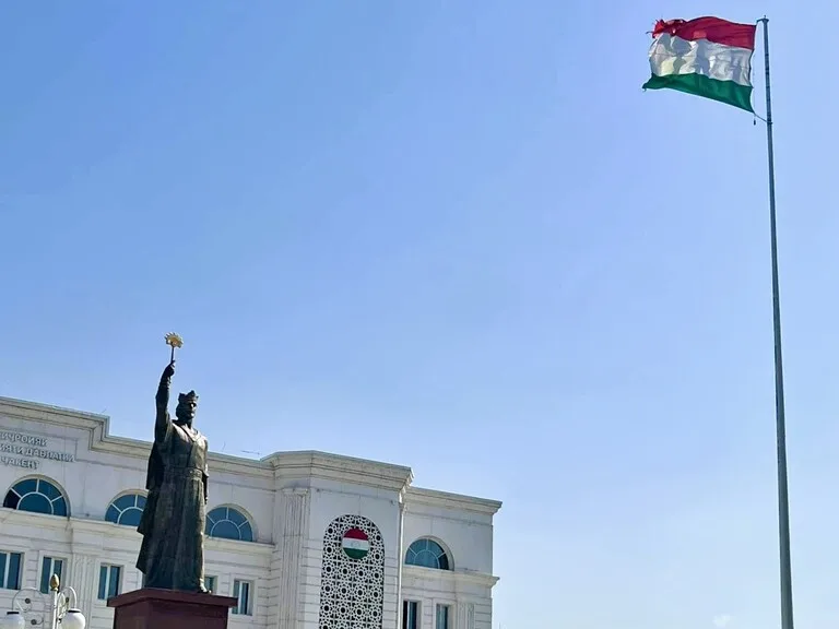 タジキスタンの観光名所と国旗