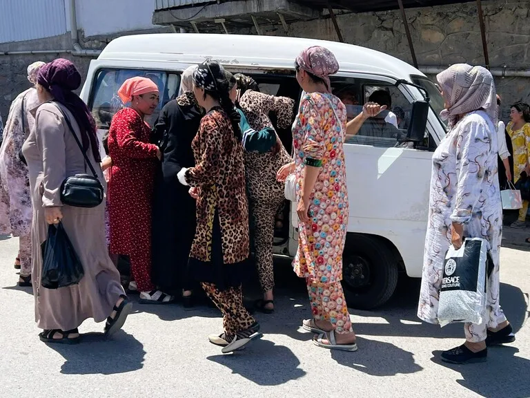 タジキスタンの首都ドシャンベでマルシュルートカに乗りこむ女性たち