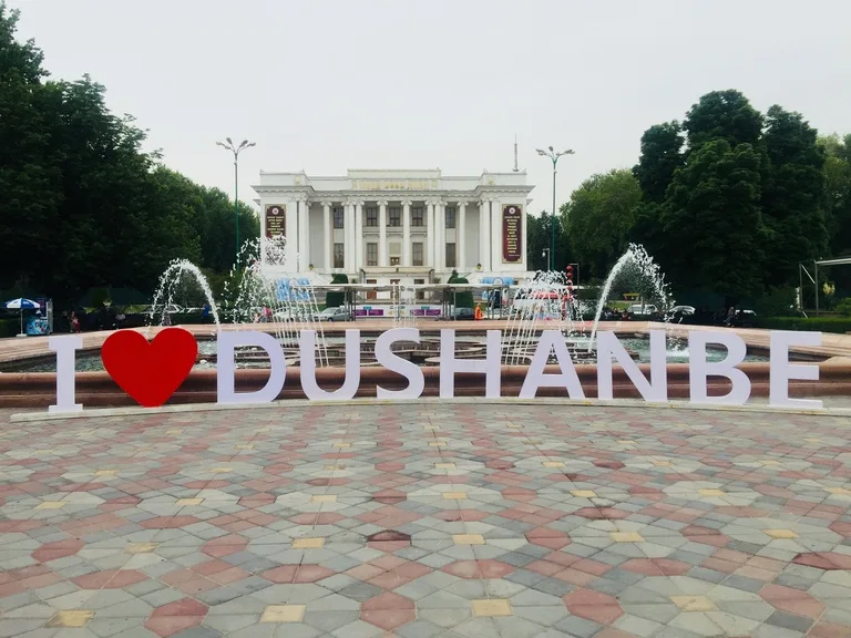 タジキスタンの首都ドゥシャンベ(Dushanbe)にある「I love Dushanbe」のランドマークサイン