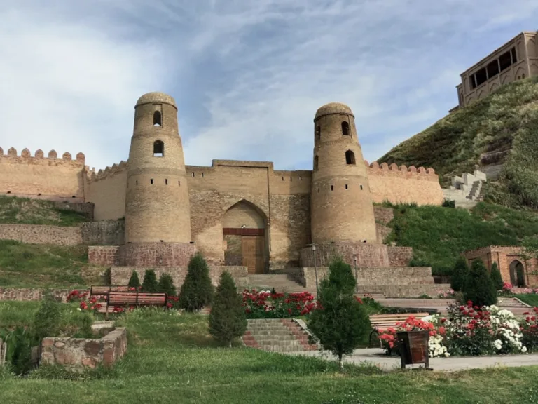 タジキスタンの首都ドゥシャンベ(Dushanbe)郊外にある歴史的なヒサール要塞(Hisor Fortress)の風景