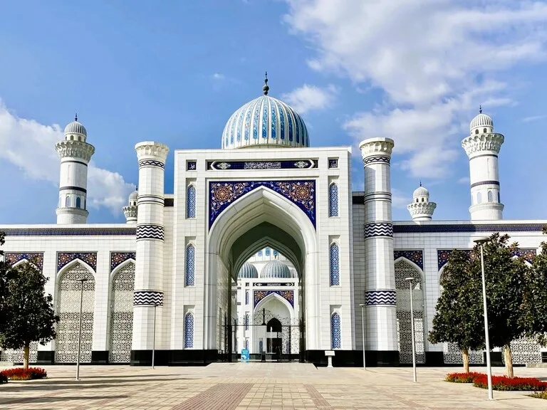 タジキスタンの首都ドシャンベにあるDushanbe Imam Abu Hanifa Cathedral Mosque(ドゥシャンベ・イマーム・アブ・ハニーファ大モスク)の外観