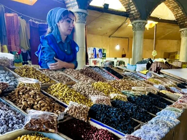 ドゥシャンベの市場(Mehrgon Bazaar)で香辛料を売る地元の人