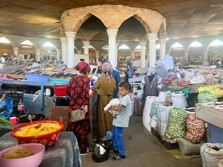 ドゥシャンベの市場(Mehrgon Bazaar)で買い物をする地元の人々