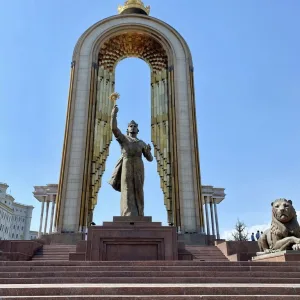 タジキスタンの首都ドゥシャンベにあるルーダキー公園(Rudaki Park)にたつ詩人ルーダキー像