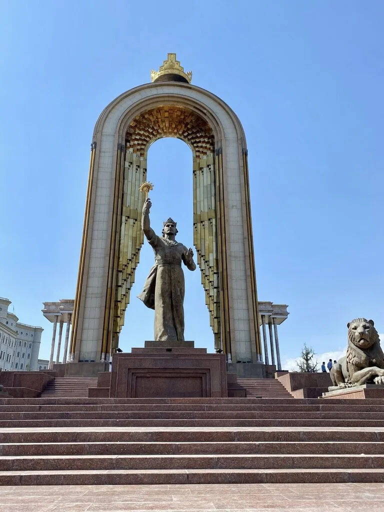 タジキスタンの首都ドゥシャンベにあるルーダキー公園(Rudaki Park)にたつ詩人ルーダキー像