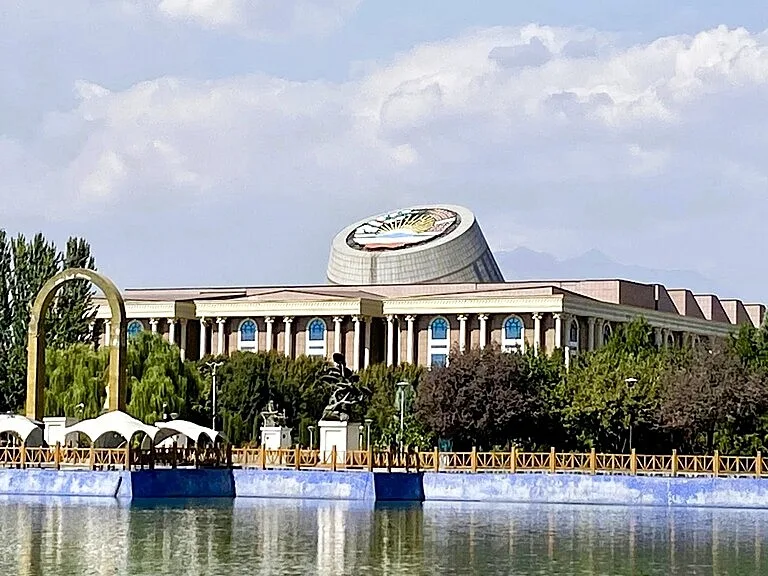 タジキスタンの首都ドゥシャンベにある国立博物館(National Museum of Tajikistan)の外観