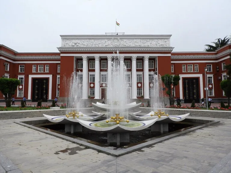 タジキスタン首都ドシャンベにある最高議会(国会講義堂)の外観