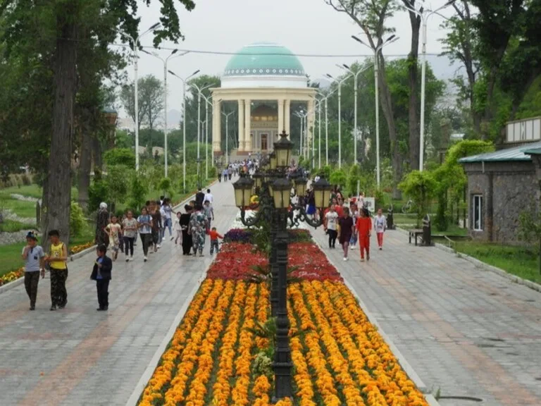 ドゥシャンベ中心部にあるルーダキー公園(Rudaki Park)の花が咲く散歩道の風景