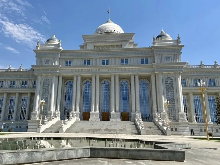 タジキスタンのドゥシャンベにあるParliament Buildingの夜の外観