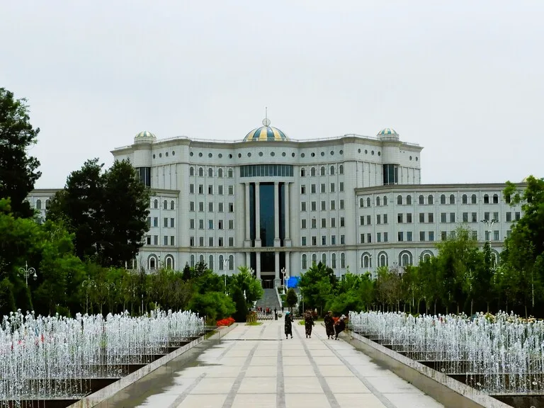 タジキスタンの首都ドシャンベにあるNational Library of Tajikistan(国立図書館)の外観