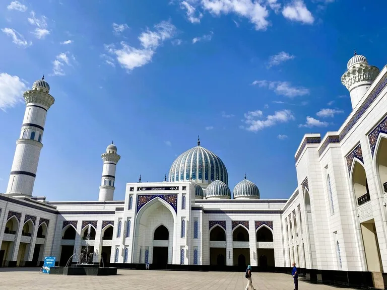 タジキスタンの首都ドシャンベにあるDushanbe Imam Abu Hanifa Cathedral Mosque(ドゥシャンベ・イマーム・アブ・ハニーファ大モスク)の外観