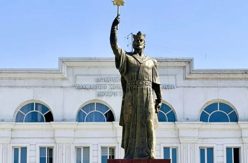 タジキスタンの首都ドシャンベにあるDushanbe Imam Abu Hanifa Cathedral Mosque(ドゥシャンベ・イマーム・アブ・ハニーファ大モスク)の外観