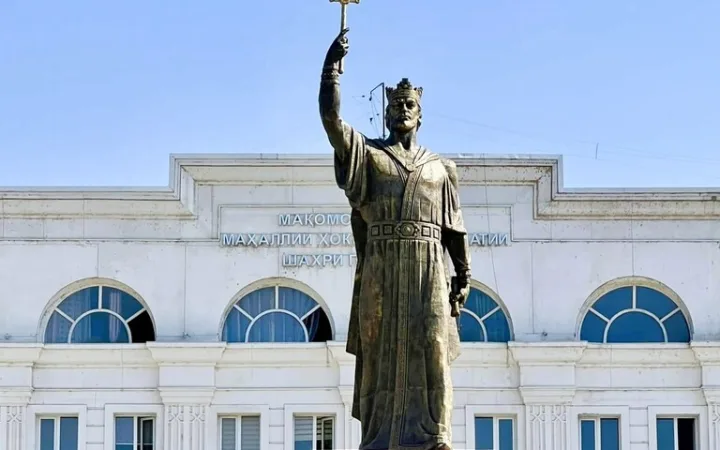 タジキスタンの首都ドシャンベにあるDushanbe Imam Abu Hanifa Cathedral Mosque（ドゥシャンベ・イマーム・アブ・ハニーファ大モスク）の外観