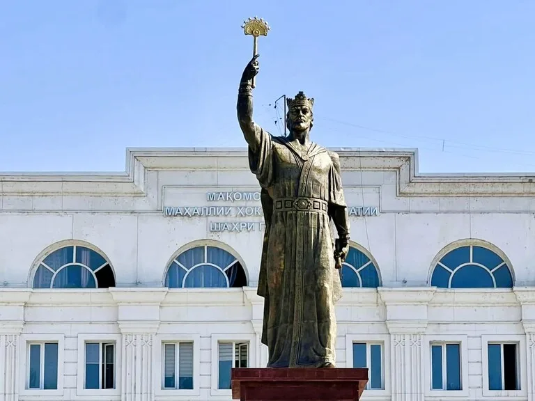 タジキスタンの首都ドシャンベにあるDushanbe Imam Abu Hanifa Cathedral Mosque(ドゥシャンベ・イマーム・アブ・ハニーファ大モスク)の外観