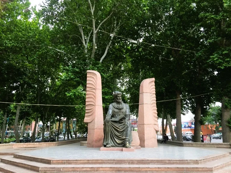 Pamyatnik Kamoli Khujandi(カモル・フジャンディ詩人の銅像)タジキスタンのホジャンドにある文化的シンボル