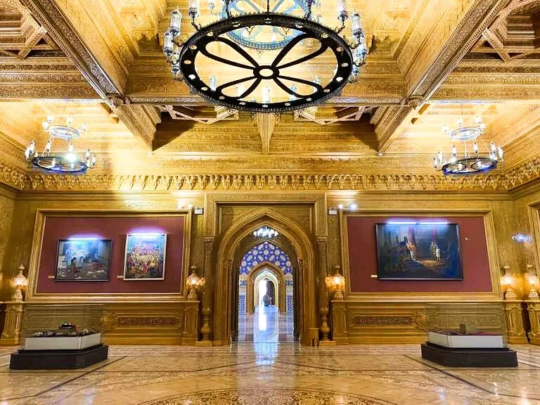 スグド歴史博物館(Historical Museum of Sughd)の展示室にある古い地球儀