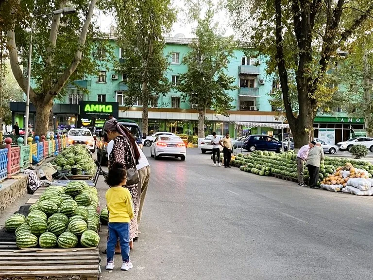ホジャンドの街並み、道端で野菜を売る親子