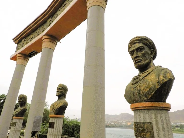 Khujand Historical Leaders(ホジャンド歴史指導者像)の外観。市中心部の広場に並ぶ偉人の彫像