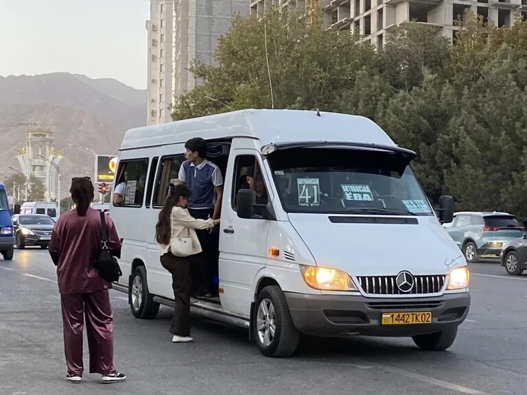 タジキスタンの公共交通機関、マルシュルートカ(Marshrutka)に乗り込む人たち