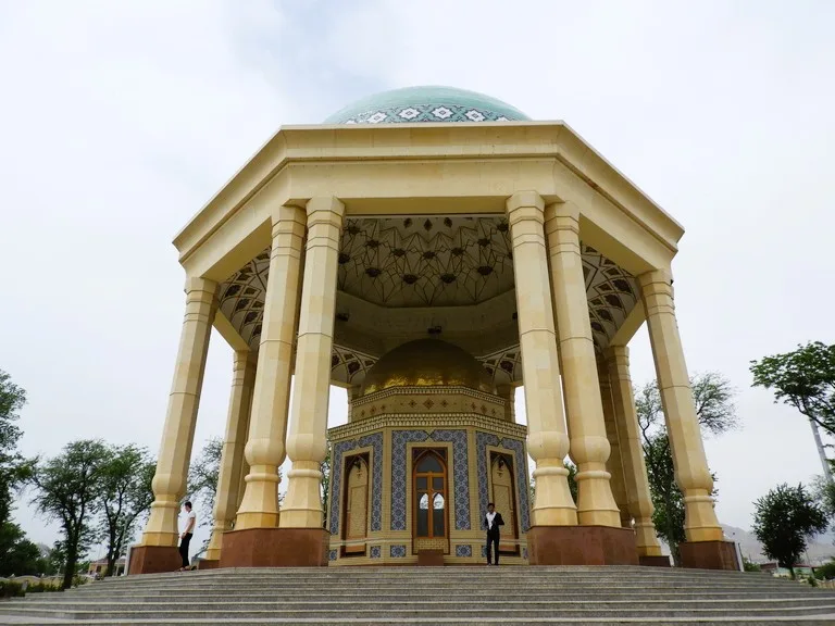 タジキスタン、ホジャンドにあるKamoli Khujandi Park(カモリ・ホジャンディ公園)の風景