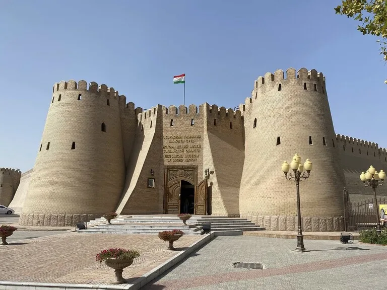 タジキスタン、ホジャンドにあるKhujand Fortress(ホジャンド要塞)の正面外観