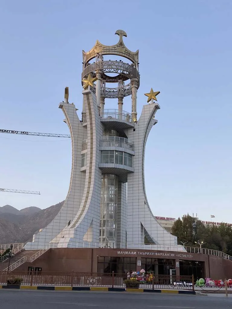 タジキスタン、ホジャンドにあるステルラ・ホジェンド記念塔(Stella Khujand)