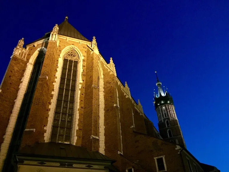 夜のクラクフ、聖マリア大聖堂（St. Mary’s Basilica）