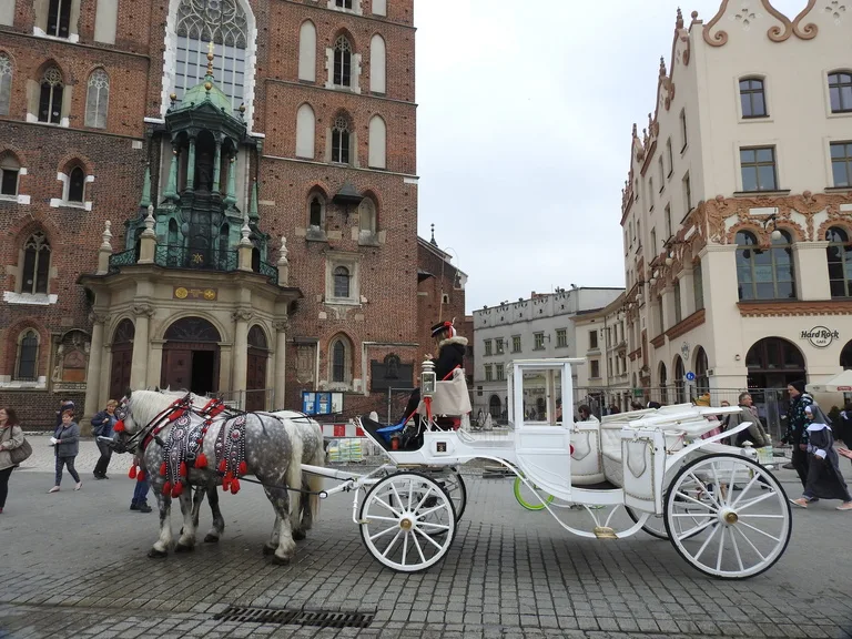 クラクフのRynek Główny（中央市場広場）と馬車