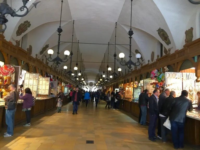 ポーラCloth Hall（織物会館 / Sukiennice）の内観